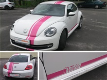 VW Beetle | Polep VW Beetle růžovými pruhy + plotrovaný nápis