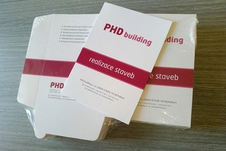 PHD building | Reklamní desky A4+ s chlopněmi a výsekem na vizitku