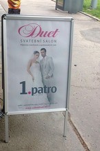 Svatební salon DUET | Reklamní A stojan s claprámem