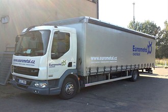 Eurometal - Reklamní polep nákladního vozu a plachty foliemi Banner Cal / DAF